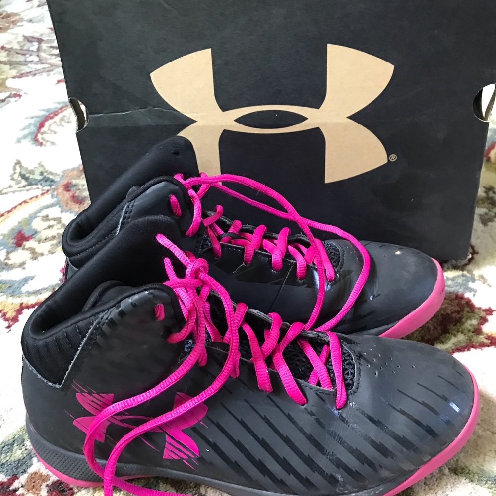 UNDER ARMOUR WOMENS BASKETBALL SHOES